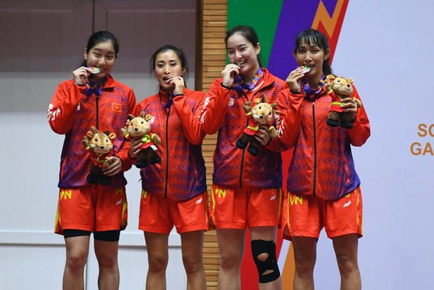 Bật mí điều ít biết về cặp chị em sinh đôi xinh như hotgirl giúp ĐT bóng rổ nữ Việt Nam có chiến thắng lịch sử - Ảnh 4.