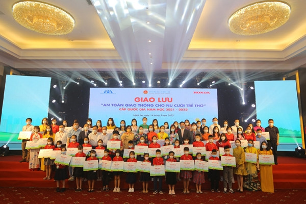 Trao giải ‘ATGT cho nụ cười trẻ thơ’ năm học 2021-2022