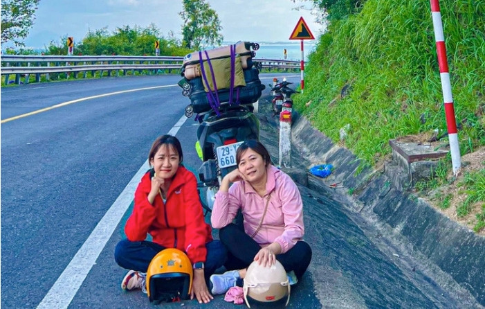 Con gái đưa mẹ đi phượt xuyên Việt