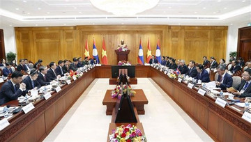 Vietnamese NA leader holds talks with Lao counterpart