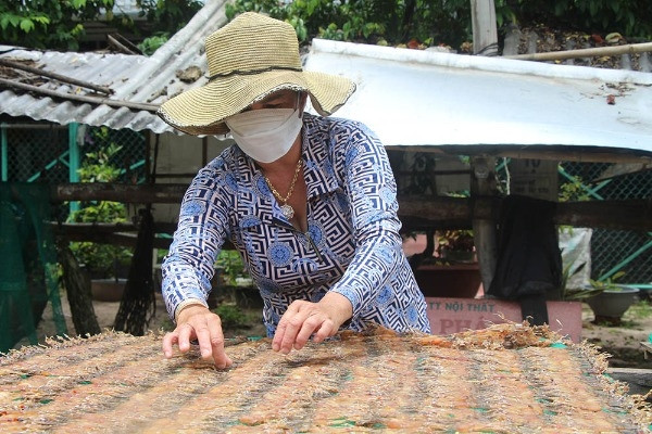 Ngôi làng đàn ông chuyên săn ‘vũ nữ chân dài’, thức trắng đêm thu tiền triệu