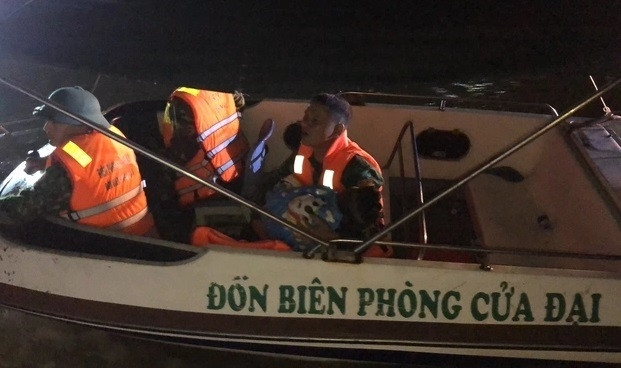 Tìm thấy thi thể bé 6 tuổi bị cha ôm nhảy cầu Cửa Đại tự vẫn