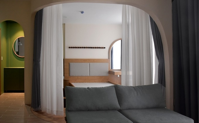Căn hộ 1 phòng ngủ thiết kế không gian mở, phủ màu xanh lá khơi gợi nhiều xúc cảm