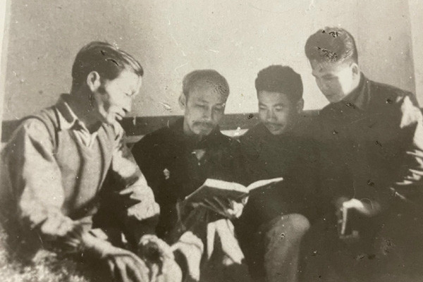 Trước Chủ tịch Hồ Chí Minh, trí thức, văn nghệ sĩ thấy mình nhỏ bé
