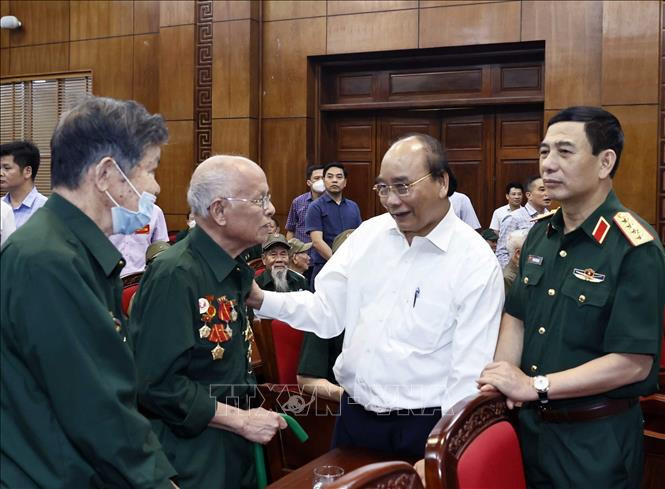 Chủ tịch nước dâng hương tại Nghĩa trang liệt sỹ Quốc gia A1, thăm cựu chiến sỹ Điện Biên
