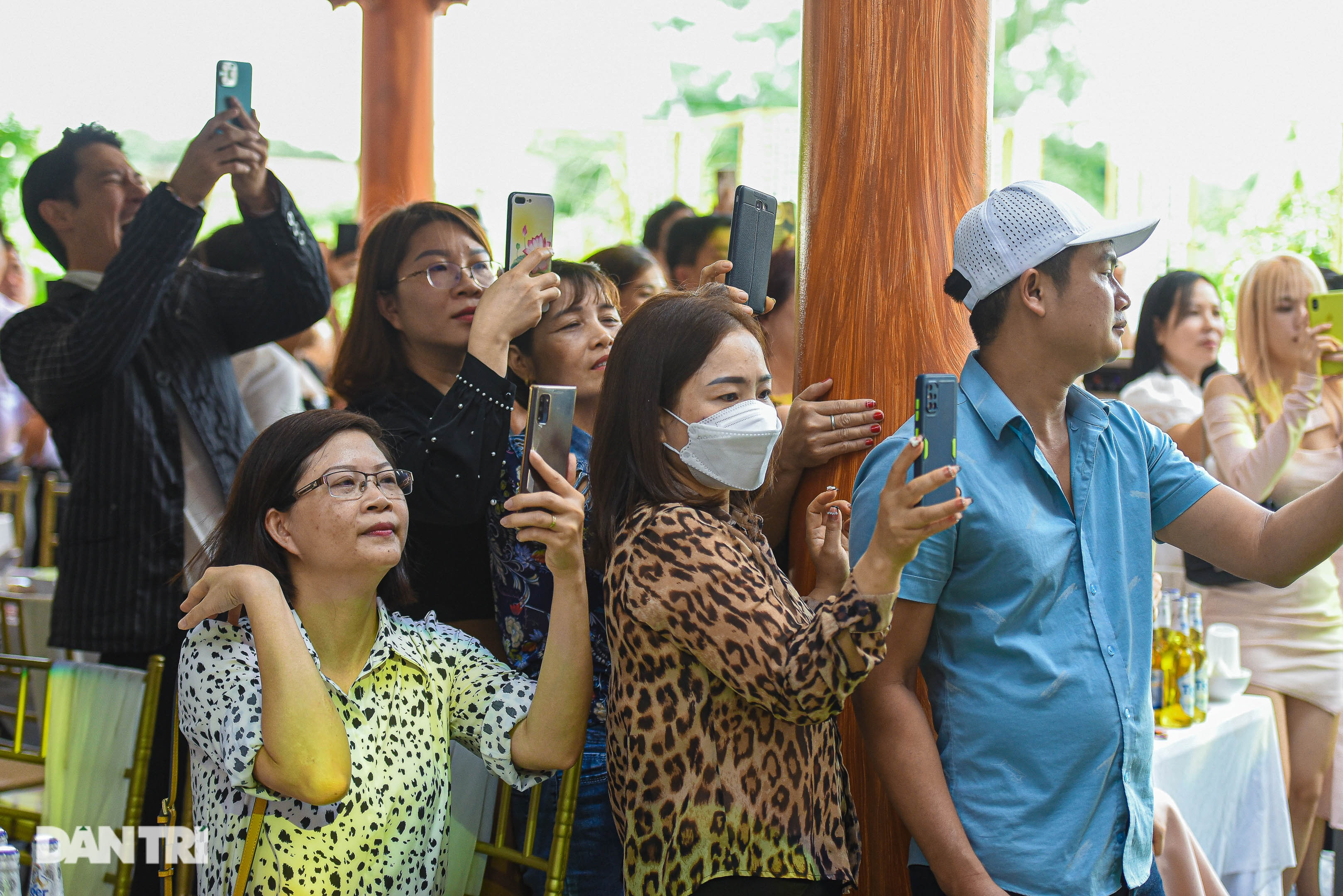 Đám cưới Mạc Văn Khoa: NSND Tự Long về dự, cô dâu đeo vàng trĩu cổ - 10