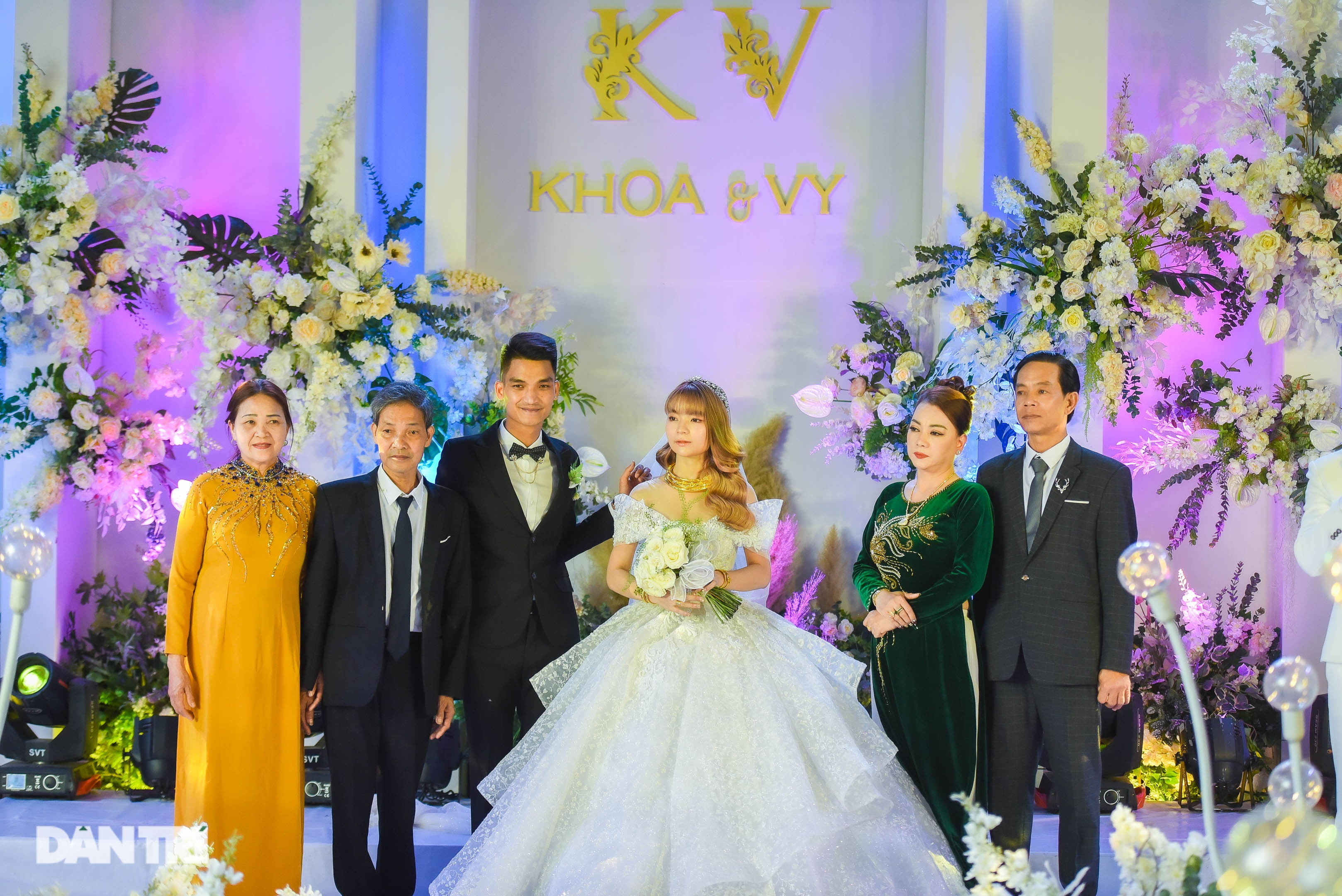 Đám cưới Mạc Văn Khoa: NSND Tự Long về dự, cô dâu đeo vàng trĩu cổ - 18