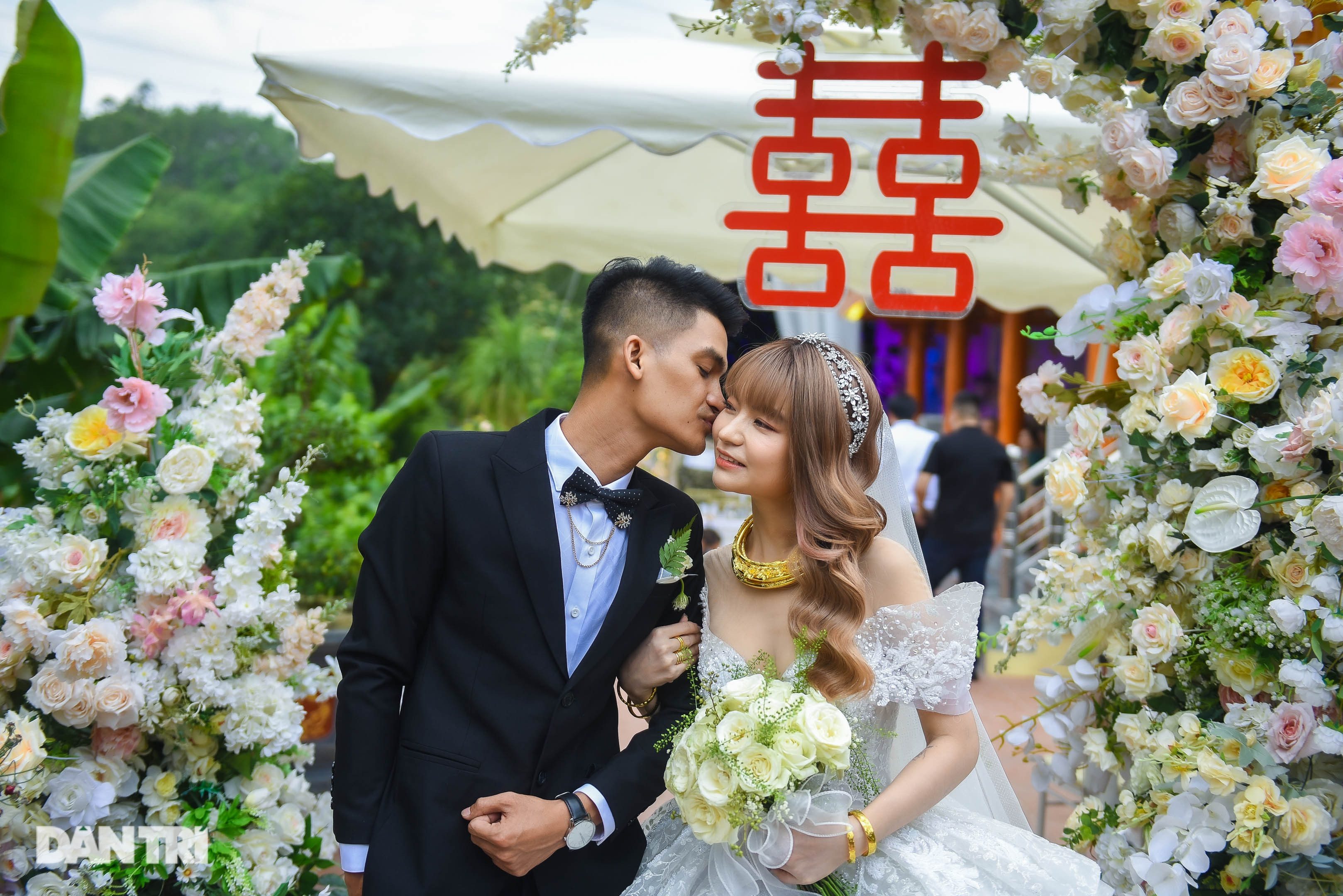 Đám cưới Mạc Văn Khoa: NSND Tự Long về dự, cô dâu đeo vàng trĩu cổ - 3