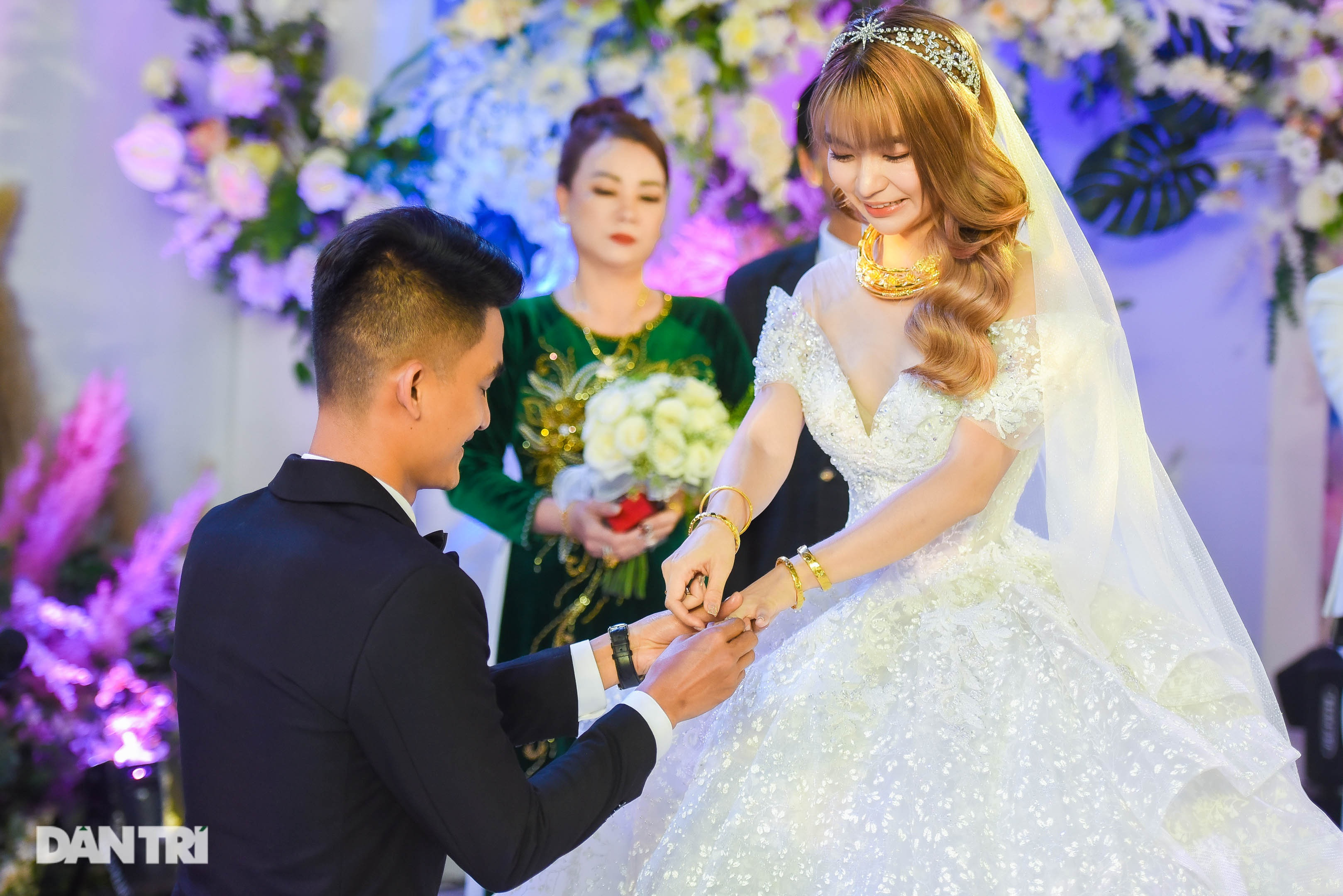 Đám cưới Mạc Văn Khoa: NSND Tự Long về dự, cô dâu đeo vàng trĩu cổ - 17