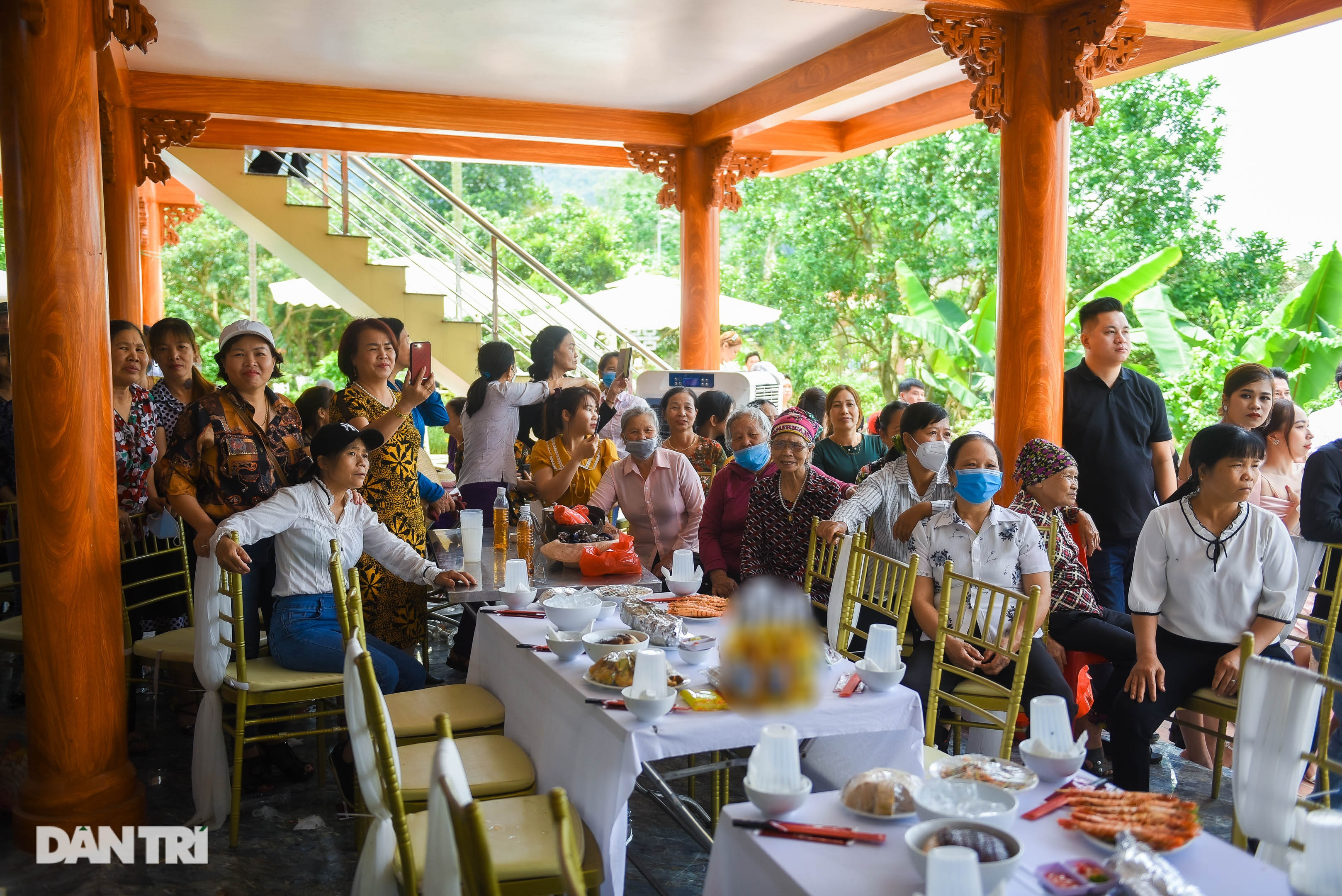 Đám cưới Mạc Văn Khoa: NSND Tự Long về dự, cô dâu đeo vàng trĩu cổ - 13