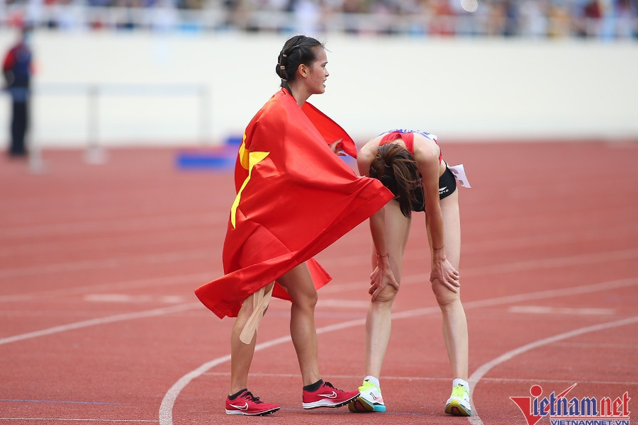 Xúc động hình ảnh nhà vô địch SEA Games cổ vũ đồng đội về đích