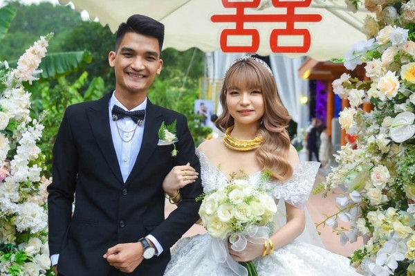 People’s Artist Tu Long attended, the bride was wearing gold with her neck