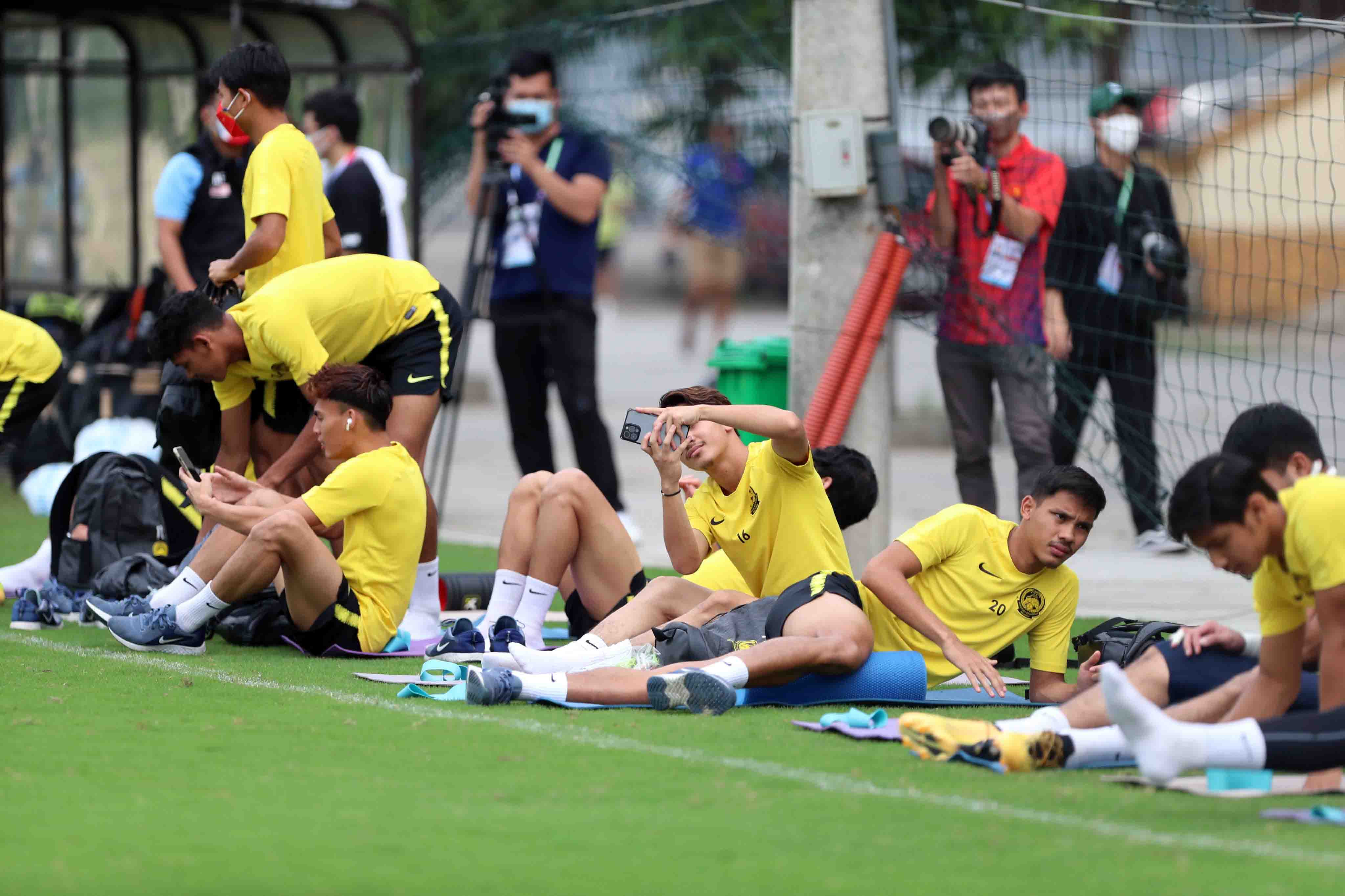 Các cầu thủ Malaysia khá thoải mái trên sân tập
