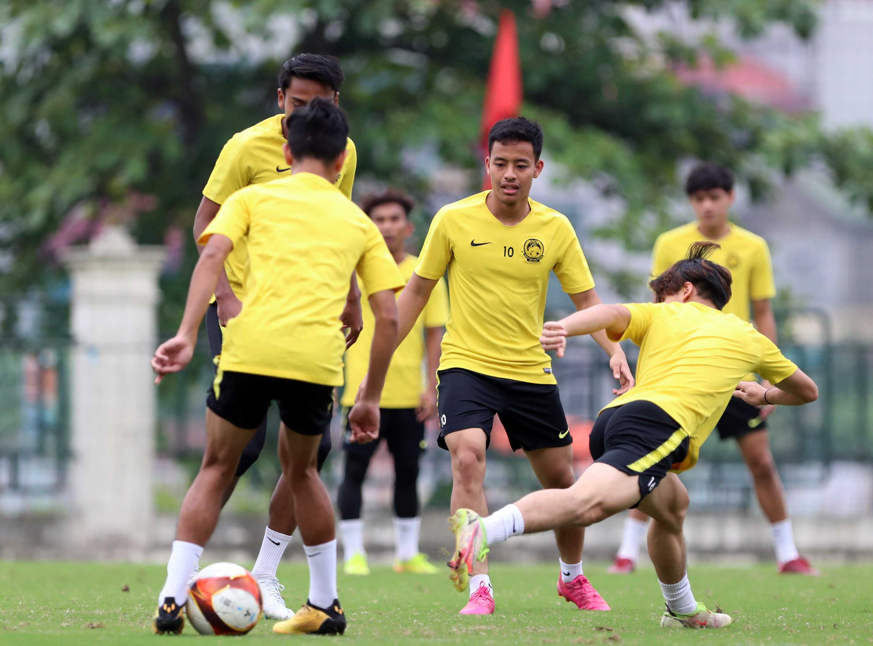 Sau phần tập nhẹ các động tác yoga, U23 Malaysia đã ra sân để tập luyện với bóng. 
