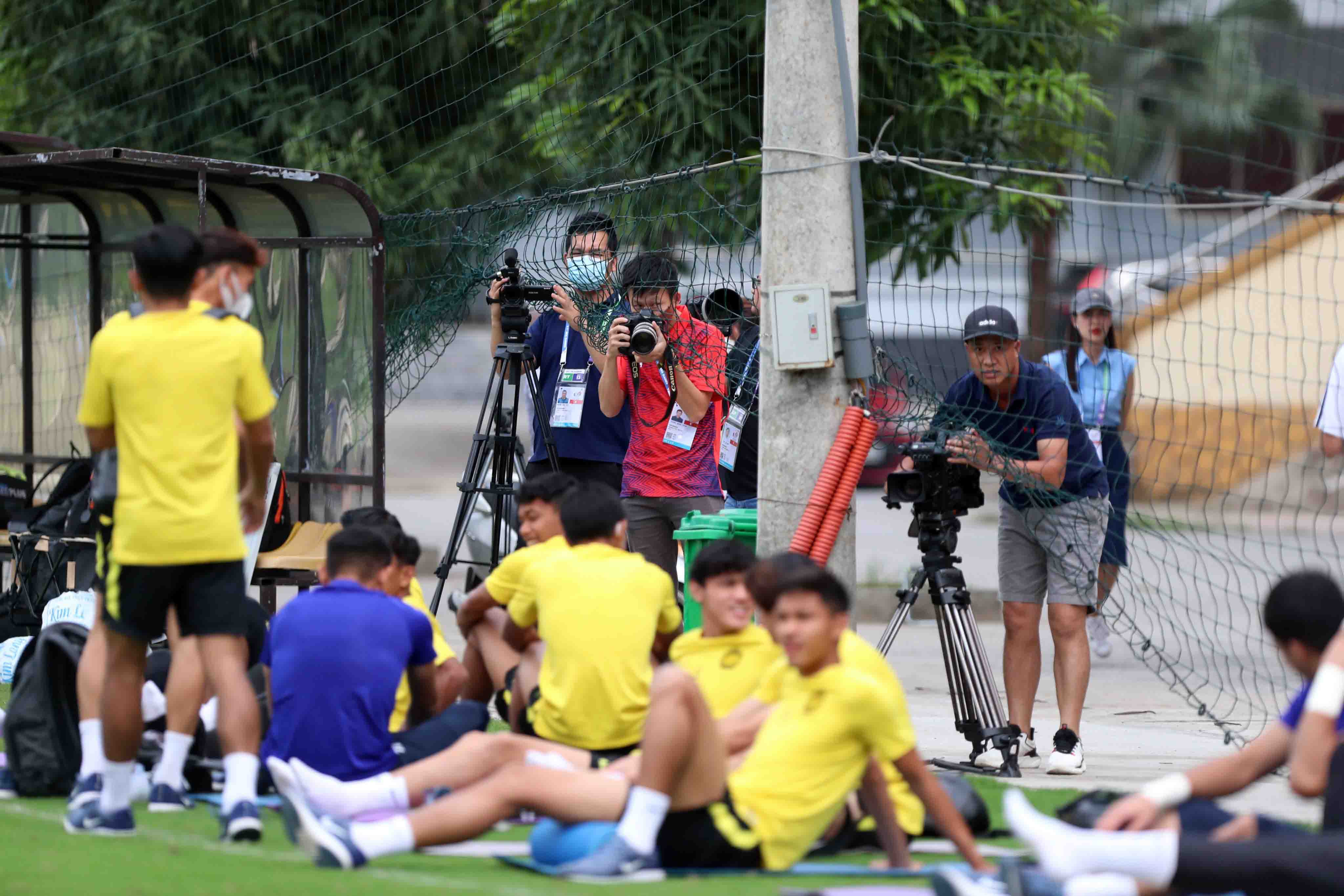 Báo chí, truyền thông Việt Nam được phép tác nghiệp trong khoảng 15 phút và được phỏng vấn riêng một cầu thủ trước buổi tập với sự cho phép thoải mái từ phía U23 Malaysia.
