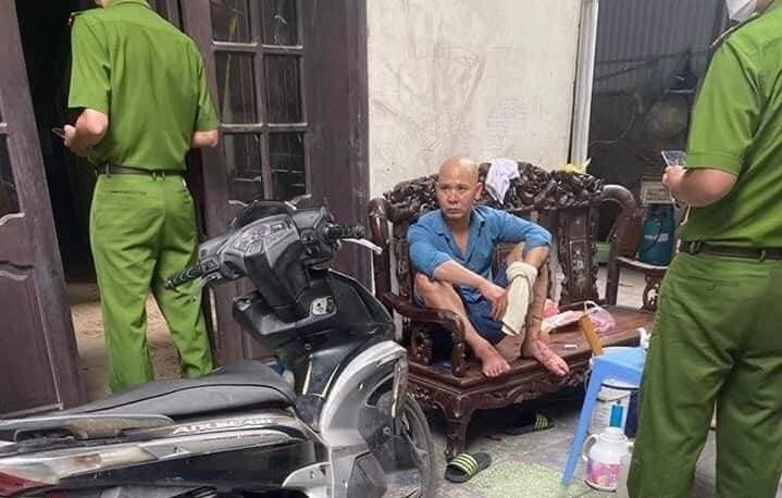 The suspect that the husband slashed his wife many times at his home in Hanoi