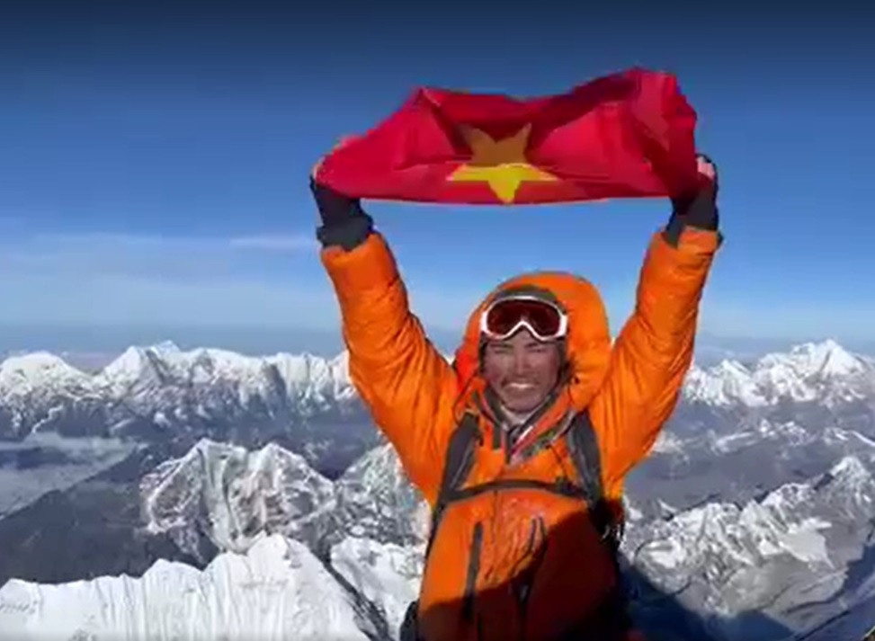 Vietnamese people climb everest 1