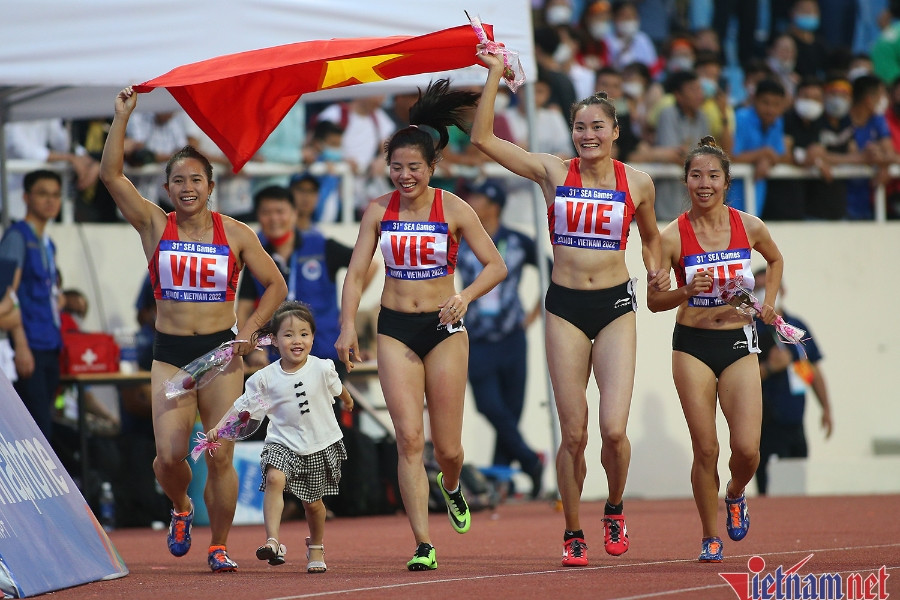 Nguyễn Thị Huyền chạm mốc 10 HCV SEA Games, cùng con gái ăn mừng
