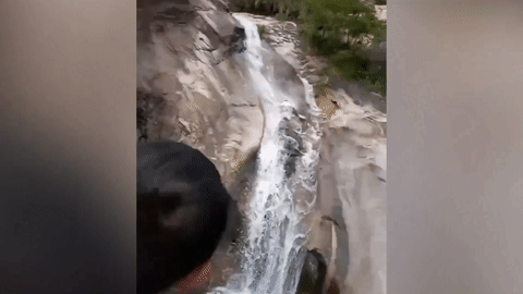 Khoảnh khắc người đàn ông sống sót thần kỳ sau khi rơi từ trên thác nước xuống