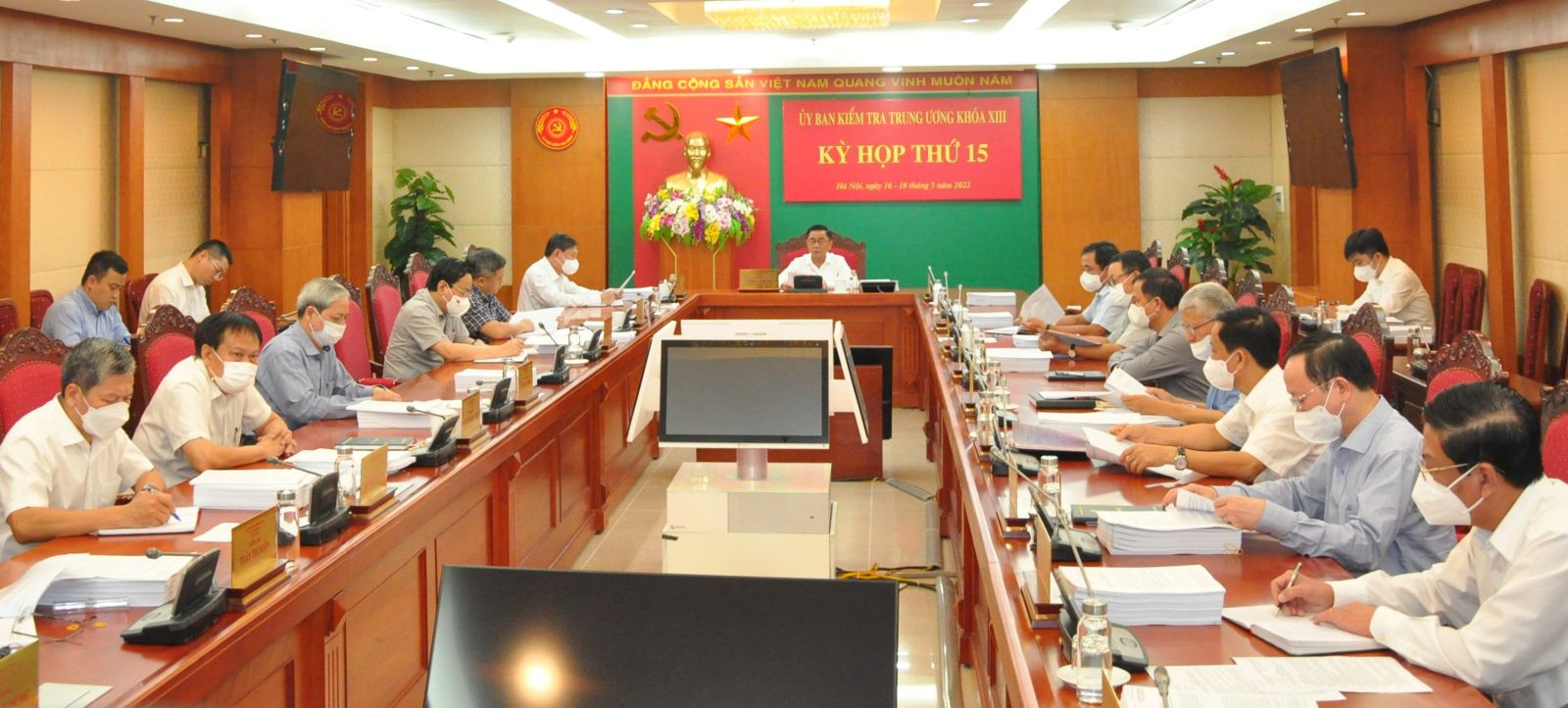 Kỷ luật cảnh cáo thứ trưởng Bộ KHCN Phạm Công Tạc và thứ trưởng Bộ Y tế Nguyễn Trường Sơn - Ảnh 1.