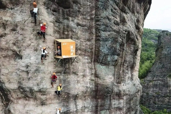 Cửa hàng tiện lợi nằm trên vách đá ở Trung Quốc