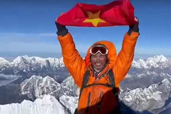 Vietnamese man climbs Everest for the second time
