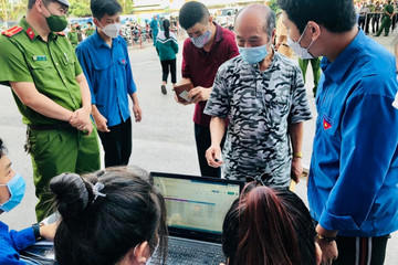 Nghìn người xếp hàng từ đêm săn vé bán kết bóng đá nữ SEA Games 31