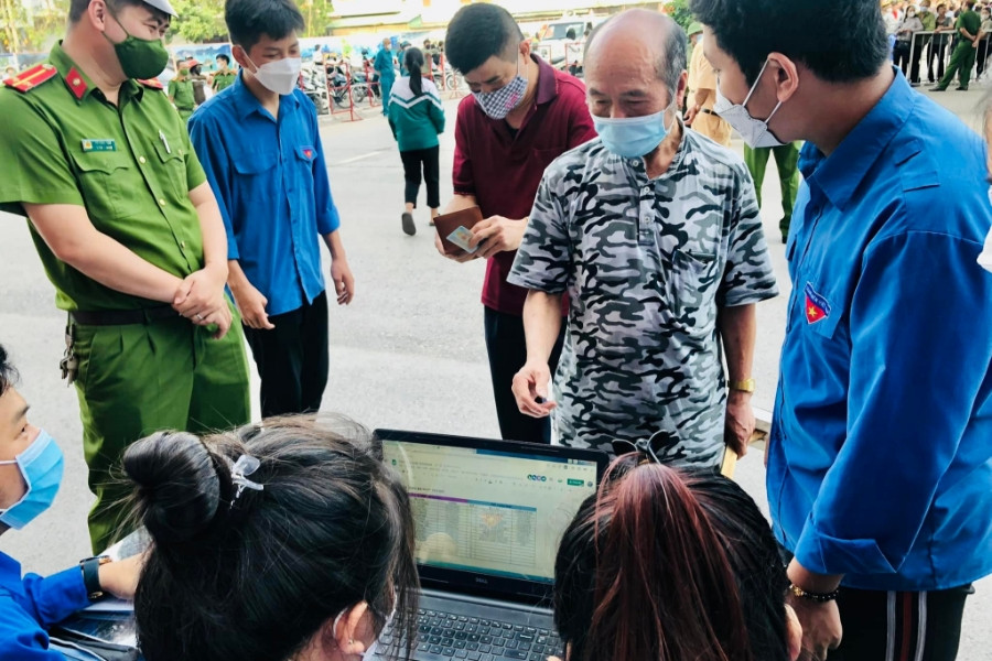Nghìn người xếp hàng từ đêm săn vé bán kết bóng đá nữ SEA Games 31