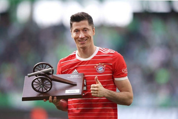 Lewandowski giảm lương để gia nhập Barcelona