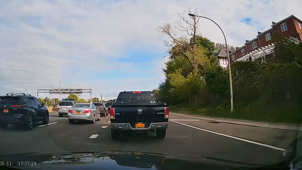 Vượt ẩu, Audi đâm vào đuôi bản tải rồi lật úp trên đường