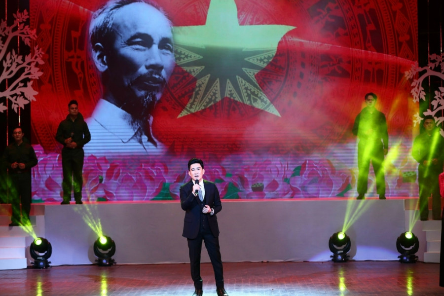 Quang Hà gây bất ngờ khi hát ca khúc về Bác Hồ