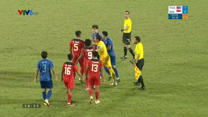 Cầu thủ U23 Thái Lan và U23 Indonesia ẩu đả, trọng tài rút liền 4 thẻ đỏ