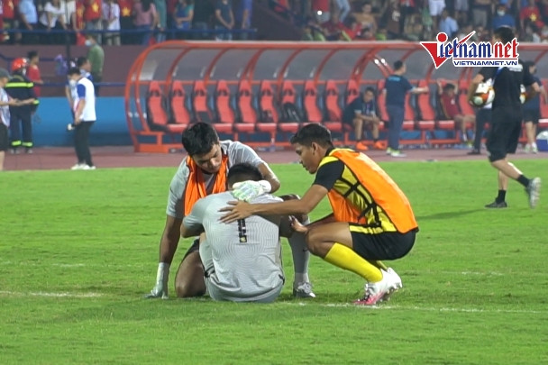 Cầu thủ U23 Malaysia đổ gục sau trận và hành động đẹp của Vũ Tiến Long