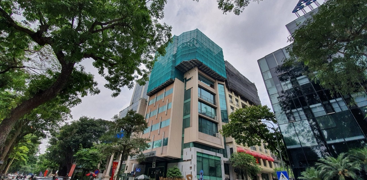 Temporarily suspending renovation work at 68 Nguyen Du to complete the permit