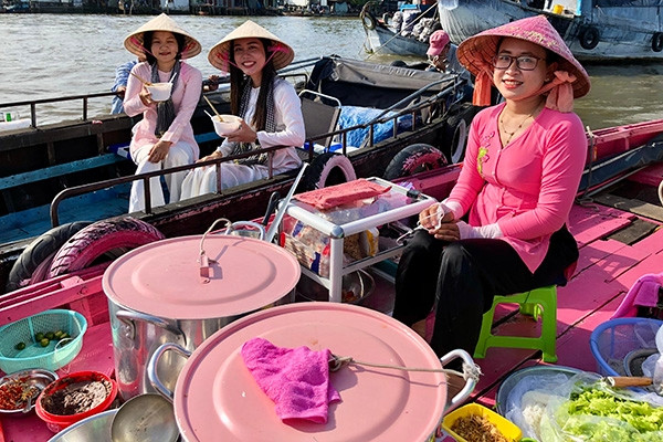 The hottest pink boat in Cai Rang floating market, the owner and his wife sell vermicelli with tired hands