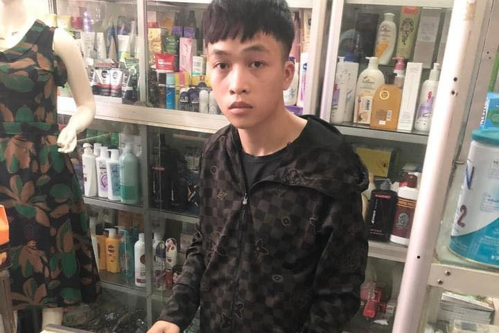 Thua bạc 100 triệu, thanh niên cầm dao vào tiệm tạp hoá cướp tiền