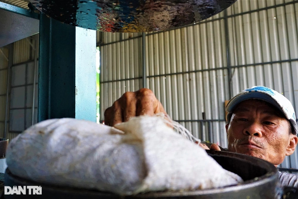 Độc đáo nghề ép đậu phộng chảy ra... vàng - 10