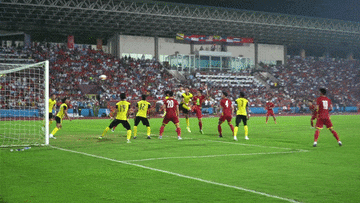 Cận cảnh bàn thắng phút 111 của Tiến Linh: Đội bạn sững sờ, khán đài Việt  