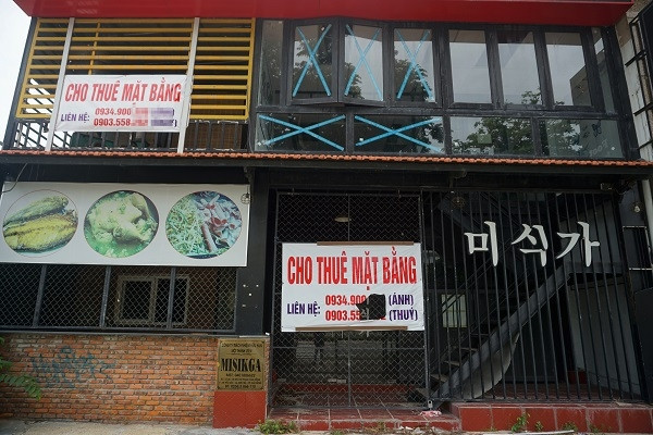 Open for tourism, many shops in Da Nang are still locked and abandoned