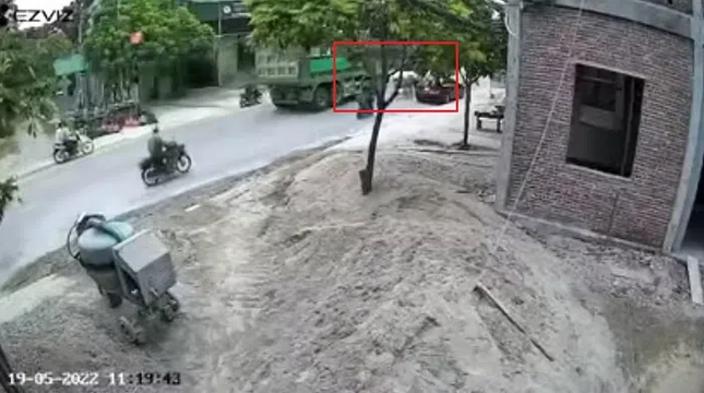 Mở cửa ô tô không quan sát làm phụ nữ đi xe đạp điện phía sau gặp nạn tử vong ảnh 2