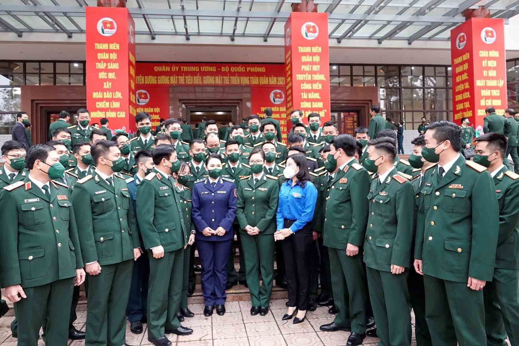 Bộ trưởng Quốc phòng thăng quân hàm cho 4 gương mặt trẻ tiêu biểu