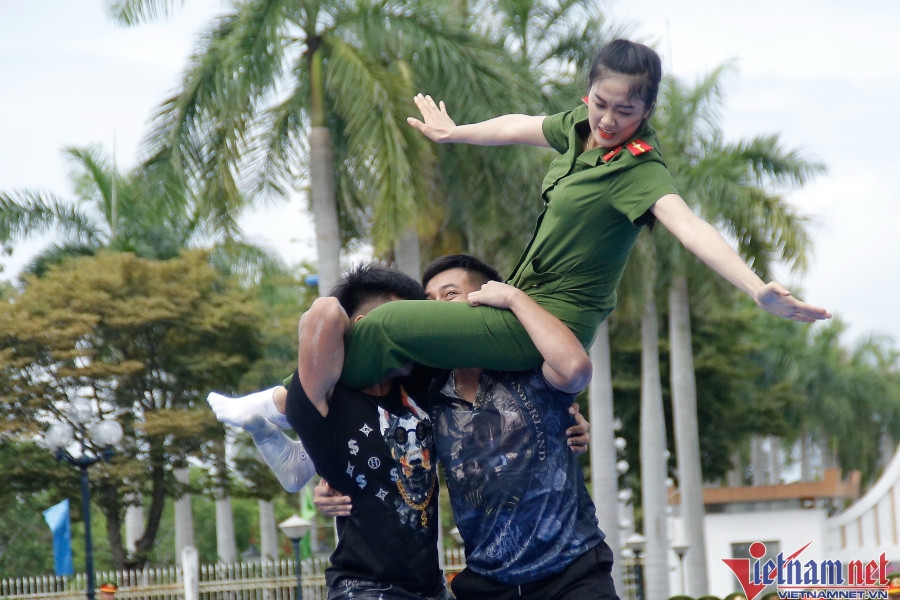 Mãn nhãn màn xoay người kẹp cổ, 'hạ gục' 2 thanh niên của nữ công an