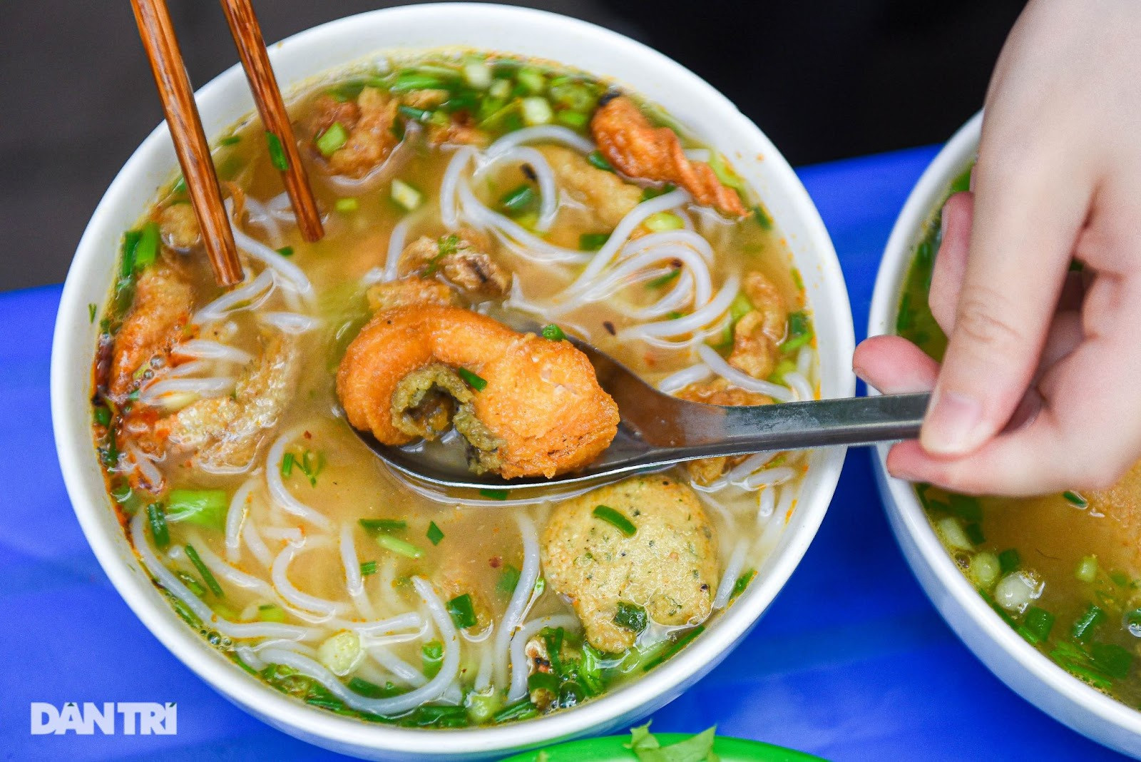 Quán bún cá cay ngày bán 1.300 bát, dùng cả tạ nguyên liệu ở Hải Phòng - 6