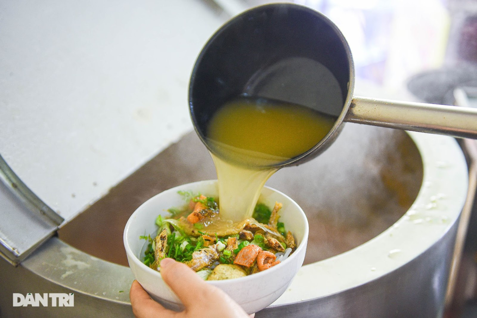 Quán bún cá cay ngày bán 1.300 bát, dùng cả tạ nguyên liệu ở Hải Phòng - 9