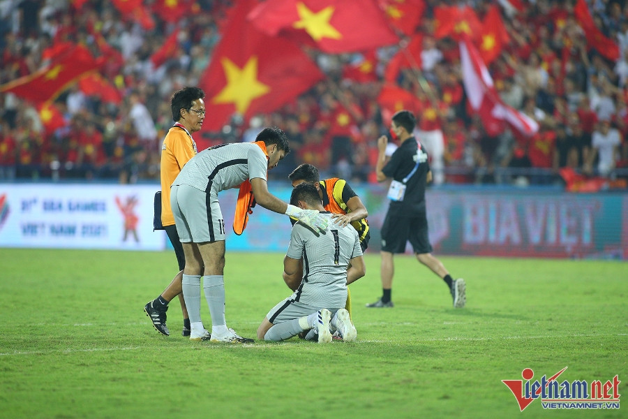 Cầu thủ Malaysia đổ gục, khóc như mưa vì thua U23 Việt Nam