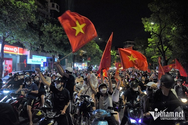 Hanoians take to the streets to celebrate U23 Vietnam entering the 31st SEA Games final