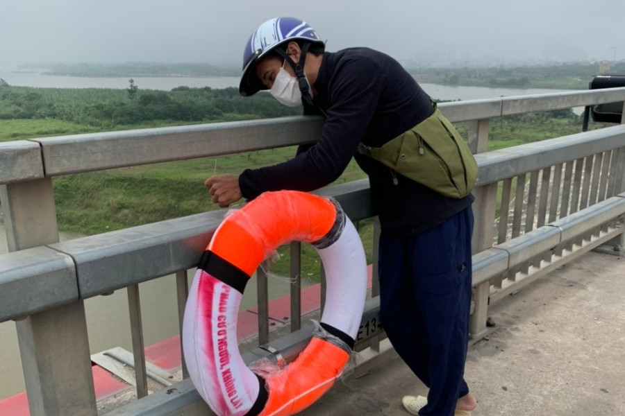 Phao cứu sinh trên 3 cây cầu ở Hà Nội bị tạm thu giữ