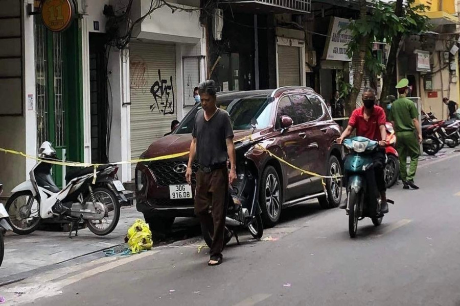 Hà Nội: Thanh niên cầm 2 tay 2 súng gây rối trên phố Hàng Bè