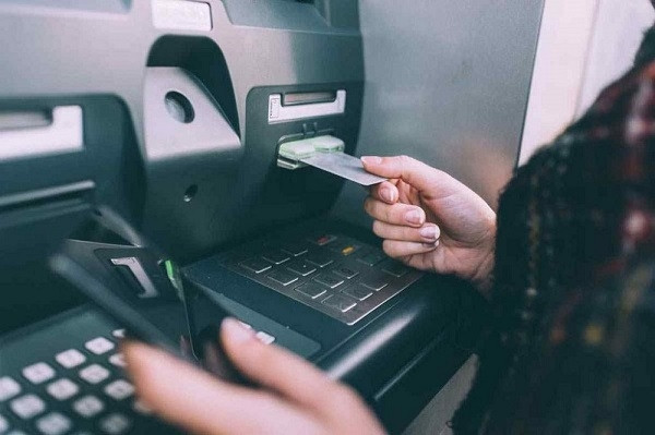 Which banks make citizen identification cards with chips to withdraw money at ATMs?