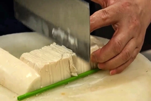 Món đậu hũ có hàng nghìn vết cắt